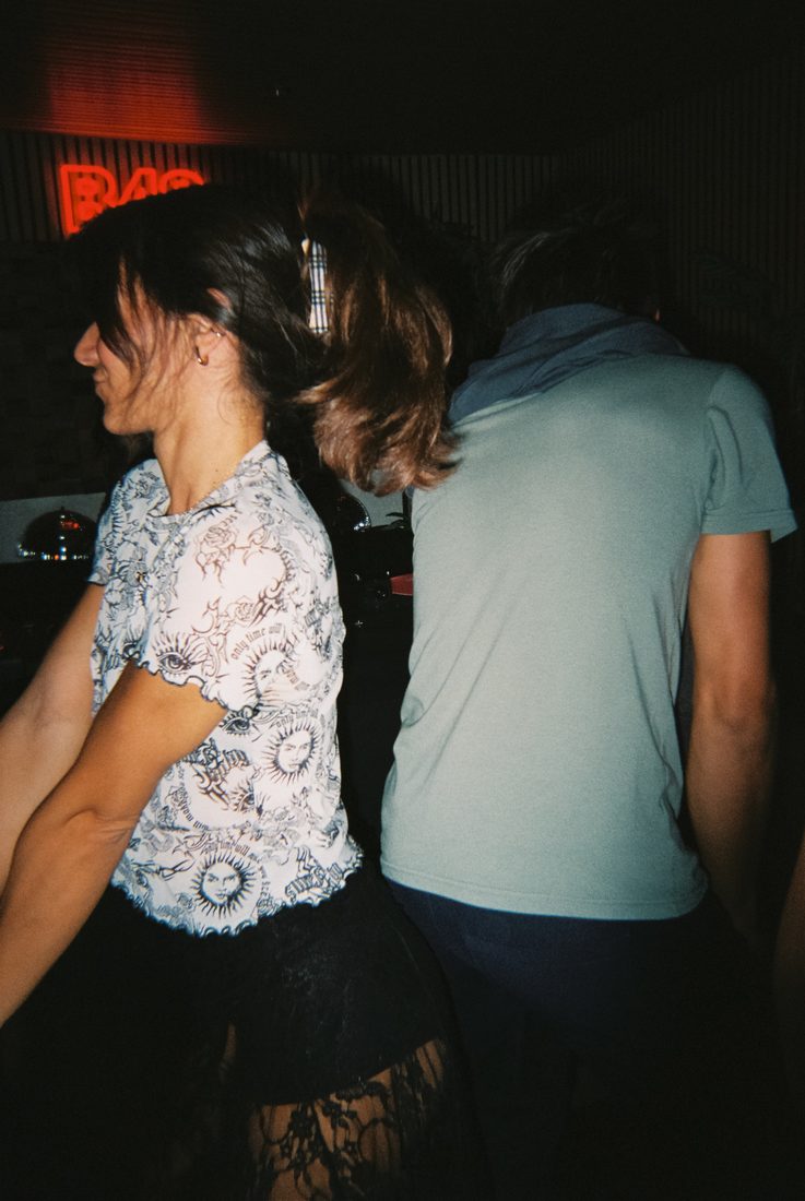 Movimiento bajo el neón B_48