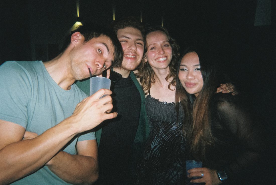 Cuatro amigos posando