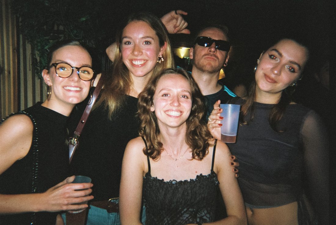 Grupo de amigos en el club