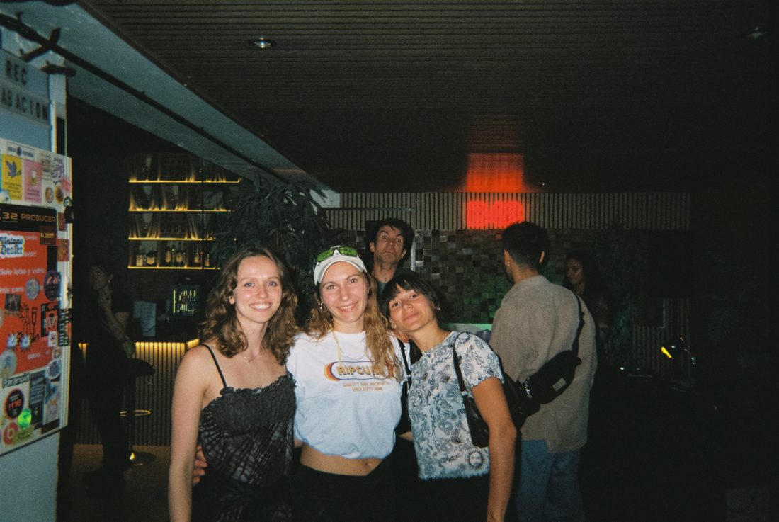 Tres amigas en el bar del B_48