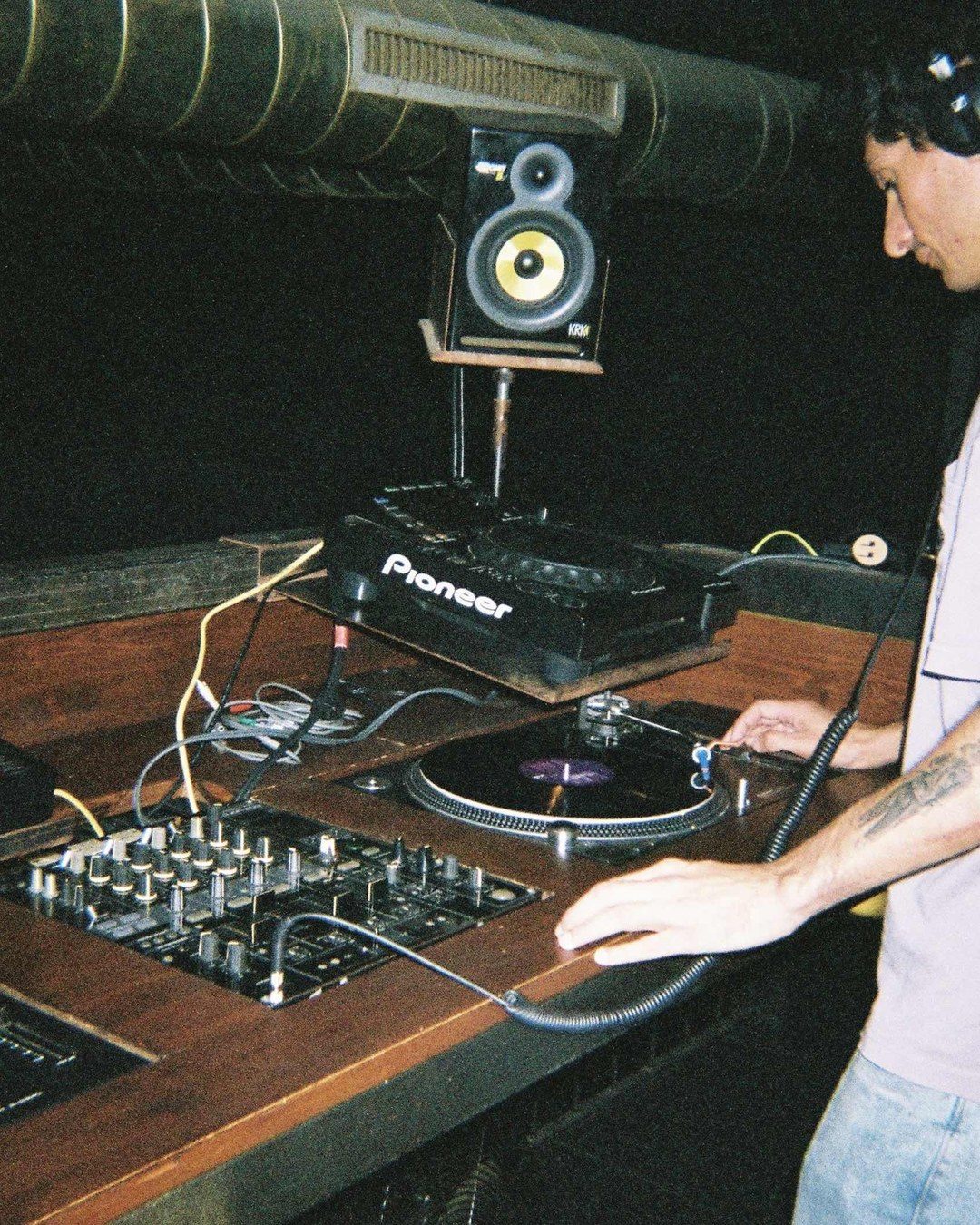 Fritz de perfil cueando un vinilo en la cabina de Choko