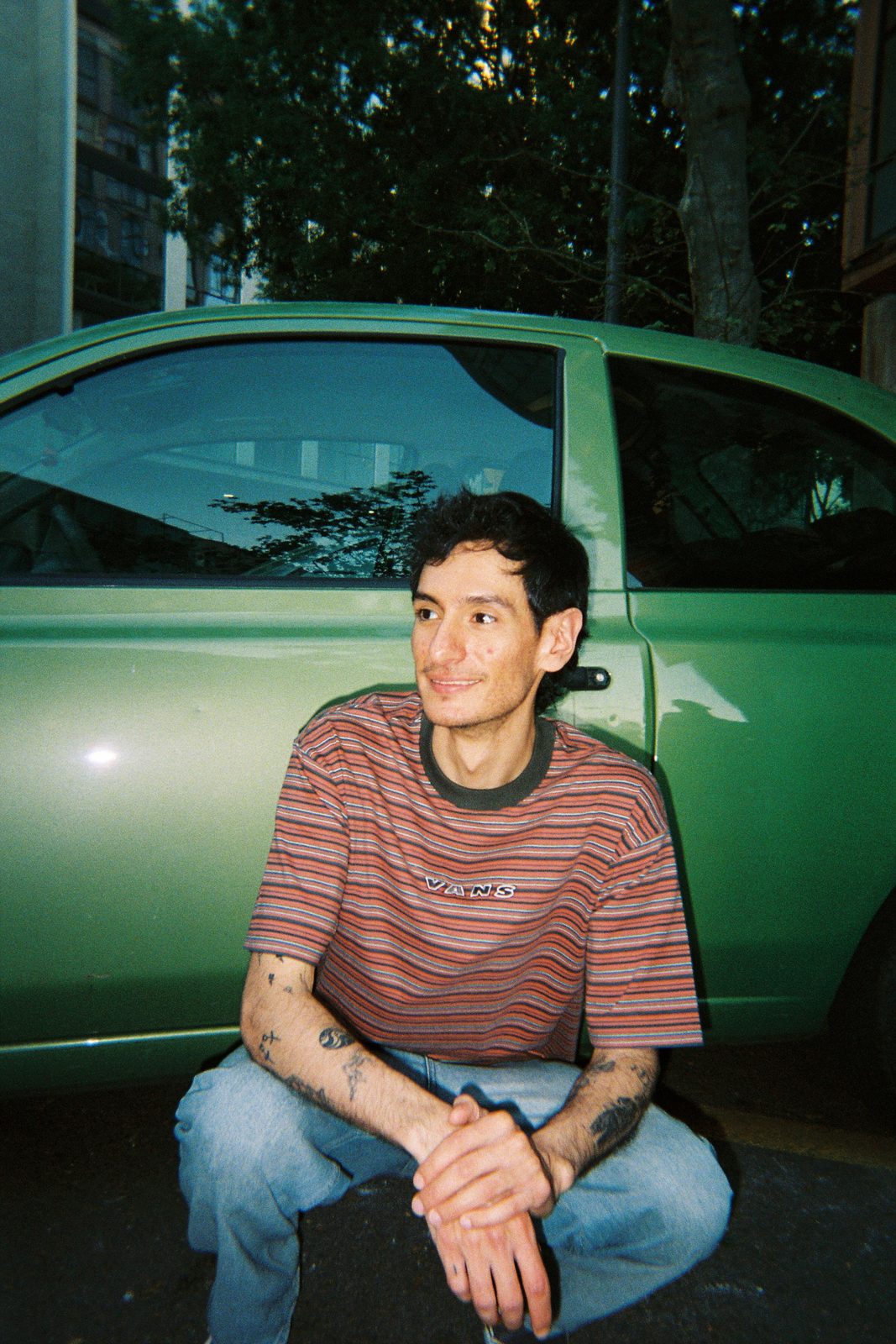 Retrato 35mm frente a un coche verde