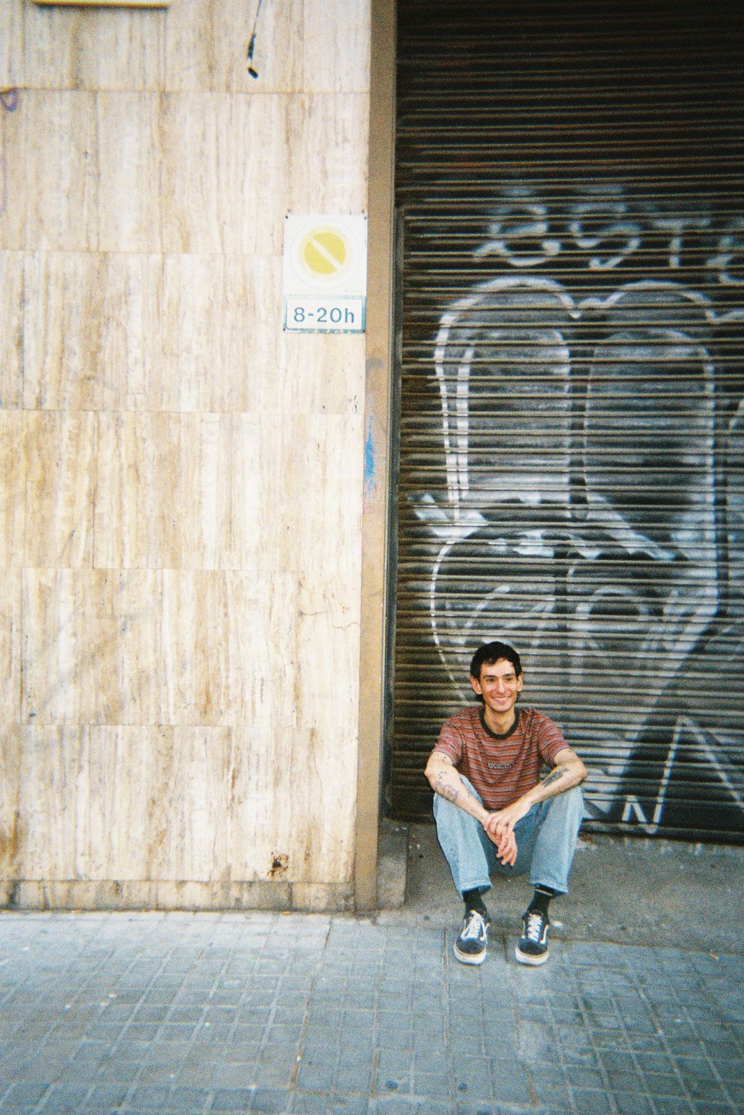 Retrato 35mm frente a una persiana con grafiti