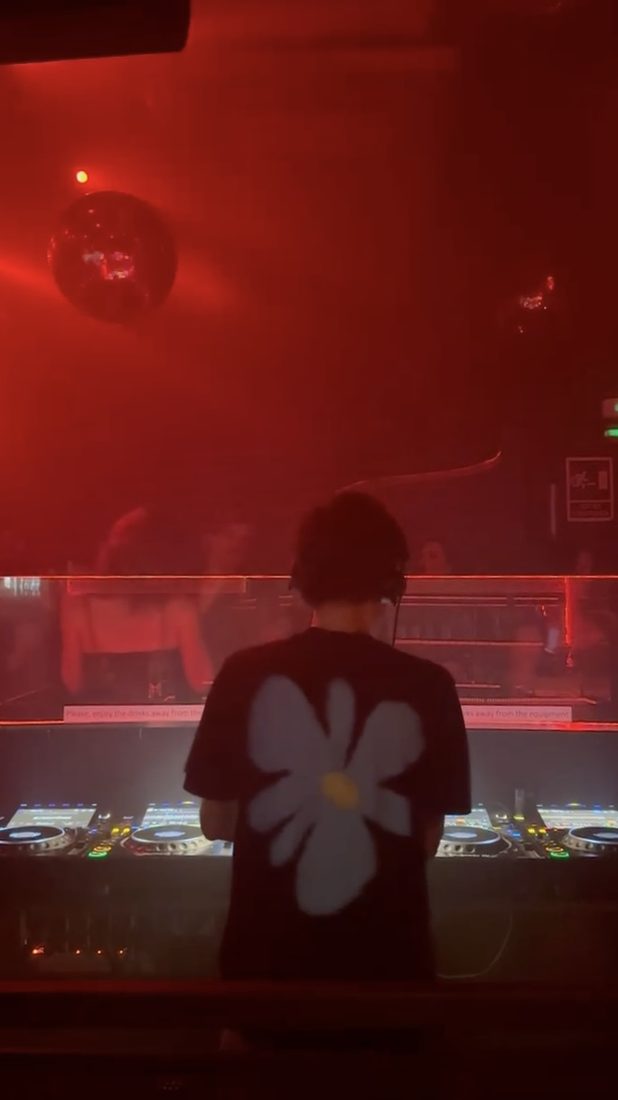 Fritz de espalda, camiseta de margarita, rojos de Macarena