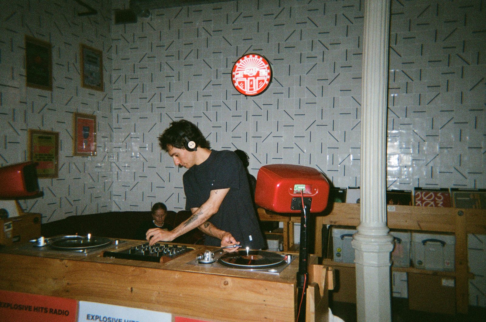 Fritz mezclando solo en Mad Records bajo el logo neón rojo