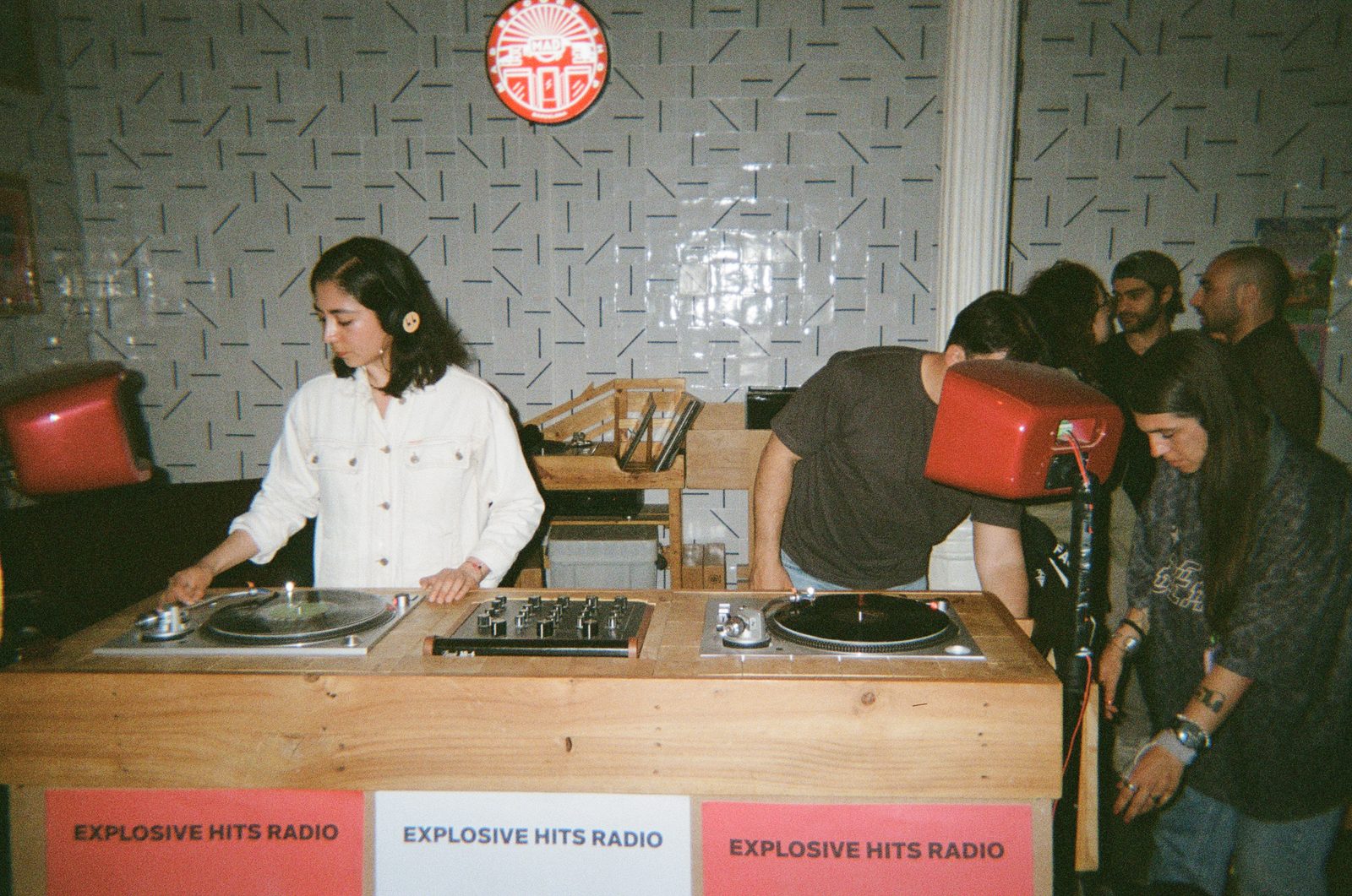 Narima Satori mezclando en Mad Records, junto a otro DJ